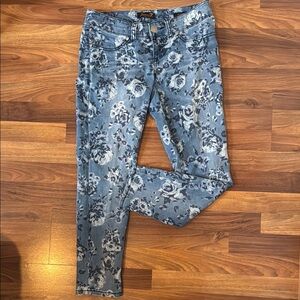 Seven7 floral skinny jeans
Low rise great condition